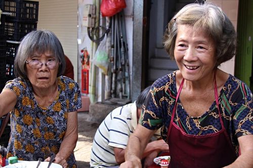 Không lấy chồng, 2 chị em tóc bạc ra vỉa hè TPHCM bán món gia truyền nuôi nhau