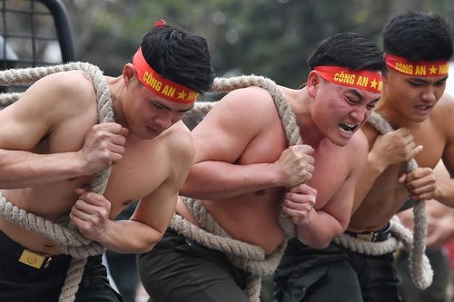 Màn thể hiện sức mạnh mới lạ của cảnh sát ở phố đi bộ hồ Gươm