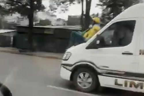 Vụ xe limousine 'chở người' trên nắp capo ở Hà Nội: Tạm giữ tài xế ô tô