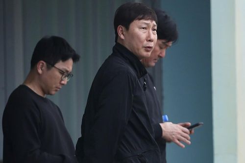 HLV Kim Sang Sik tranh thủ 'soi giò' U22 Việt Nam