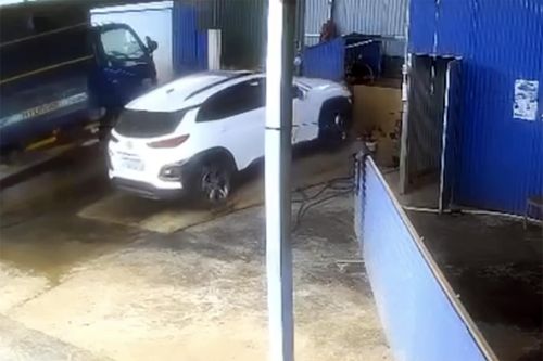 Nữ tài xế đạp nhầm chân ga tông chết chủ tiệm rửa ô tô