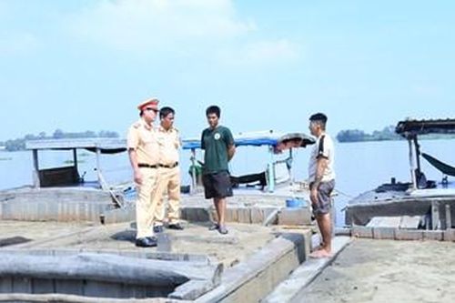 Bắt quả tang 4 chiếc ghe vận chuyển cát trái phép trên sông Đồng Nai