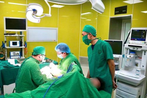 Nam thanh niên nhập viện cấp cứu sau 4 mũi tiêm khớp của 'thần y'