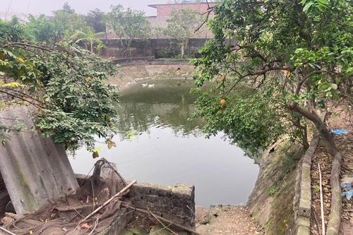 Xót xa hai cháu bé bị đuối nước ở ao nhà