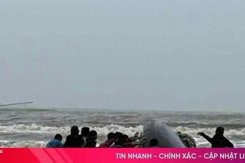 Thuyền của ngư dân Hà Tĩnh lật úp sau khi trúng đậm gần 1,5 tấn cá trích
