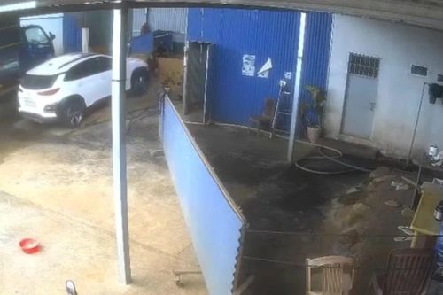 Đang 'dò dẫm' lên cầu rửa xe, ôtô 'điên' bất ngờ đâm thẳng vào người phụ nữ