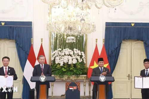 Tổng Bí thư và Tổng thống CH Indonesia chứng kiến lễ trao các văn kiện hợp tác