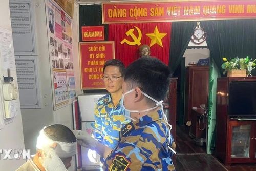 Cấp cứu thành công ngư dân gặp nạn khi khai thác hải sản trên biển