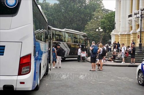 Nhà hát Lớn 'bất đắc dĩ' thành điểm trung chuyển khách du lịch ra, vào phố cổ Hà Nội