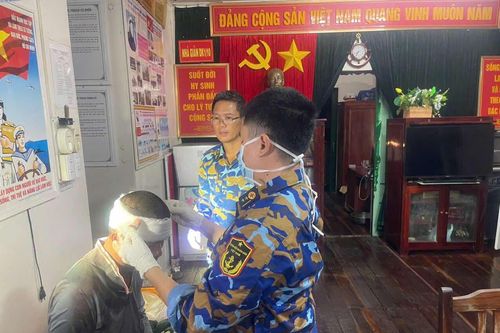 Nhà giàn DK1/10 Vùng 2 Hải quân cấp cứu ngư dân gặp nạn trên biển