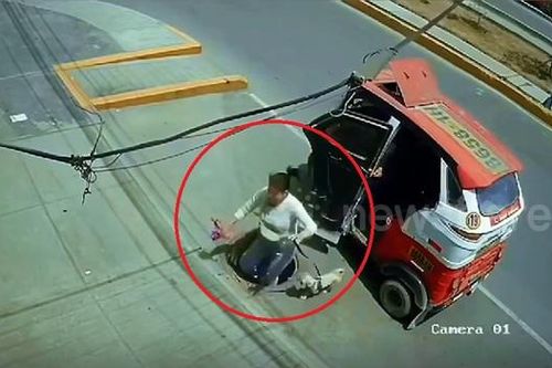 Vừa bước xuống xe, người phụ nữ bị hố ga 'nuốt chửng'