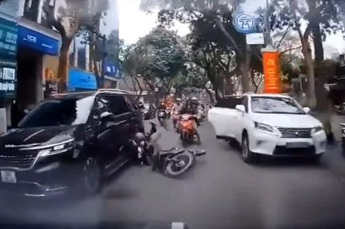 Ô tô Lexus mở cửa hất văng tài xế xe máy có thể bị phạt 22 triệu đồng