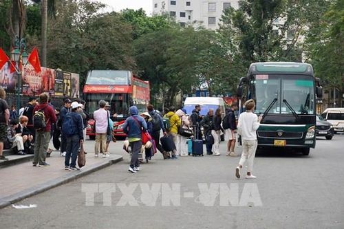 Nhà hát Lớn 'bất đắc dĩ' thành điểm đón, trả khách du lịch ra, vào phố cổ Hà Nội