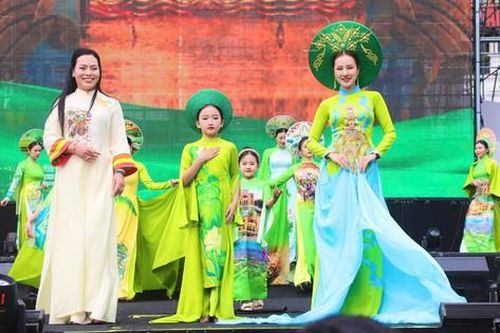 BST 'Dòng chảy di sản' của NTK Cao Thu Vân khoe sắc tại Hồ Gươm
