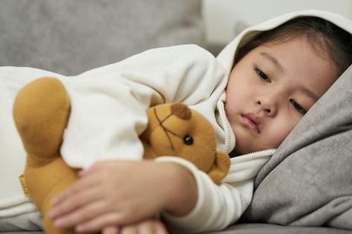 8 cách chăm sóc trẻ bị cúm A tại nhà để nhanh khỏi bệnh và giảm biến chứng