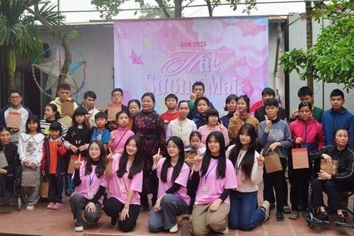 Gần 100 học sinh Hà Nội trao yêu thương tới trẻ khuyết tật
