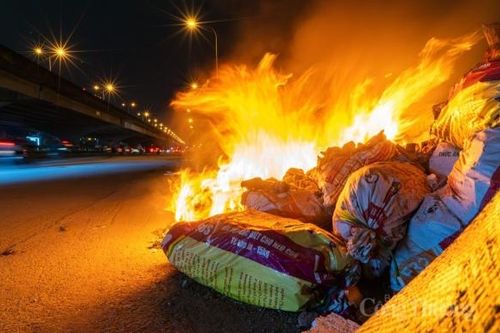 Đổ rác, đốt rác trộm trên đường Nguyễn Xiển