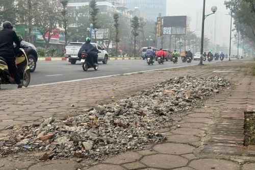 Hà Nội: Nhiều vỉa hè xuống cấp, nghi bị 'cày xới'?