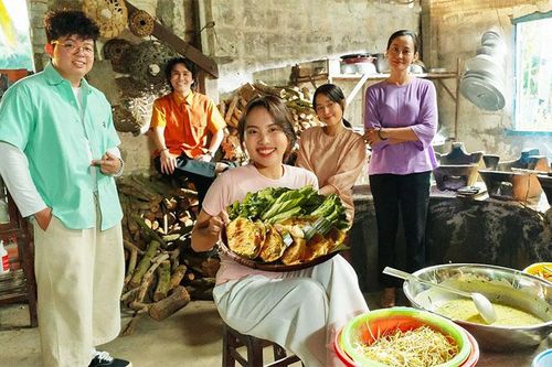 'Nhà gia tiên' vượt 200 tỷ, đoàn phim tri ân khán giả hơn 1.000 chiếc bánh xèo