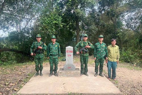 Cha con cùng gìn giữ biên cương