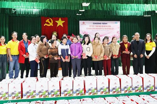 Trao tặng 100 suất quà cho hội viên phụ nữ nghèo và trẻ em mồ côi tại thị xã Nghi Sơn