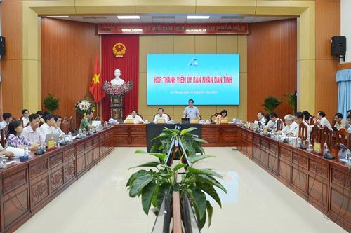 Chủ tịch UBND tỉnh An Giang Hồ Văn Mừng chủ trì họp thành viên UBND tỉnh