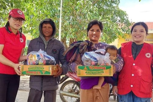 Tặng 250 suất quà cho người nghèo, khó khăn xã Trang