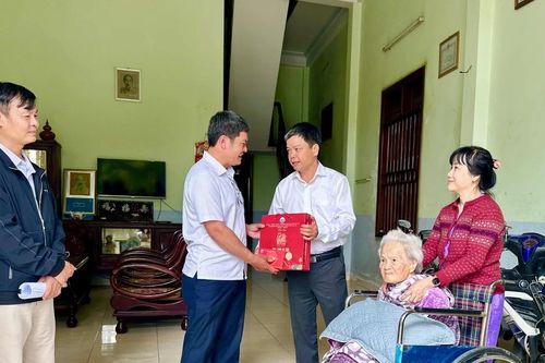Thăm, tặng quà gia đình người có công