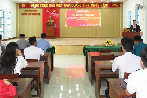 Vạn Ninh: Bồi dưỡng nhận thức về Đảng cho 52 quần chúng ưu tú