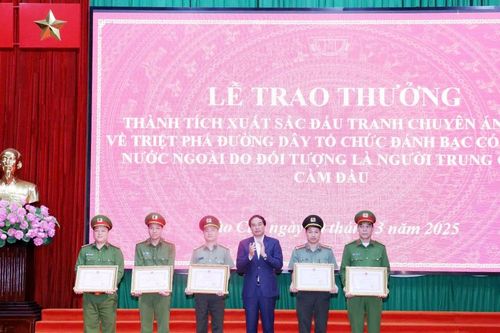 Khen thưởng các đơn vị tham gia đấu tranh chuyên án triệt phá đường dây tổ chức đánh bạc có yếu tố nước ngoài