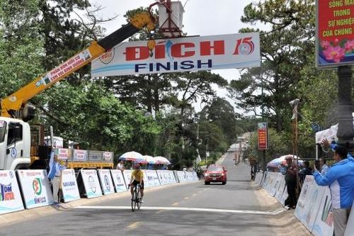 Tay đua người Nga Natalia Frolova về đích đầu tiên chặng đua Bảo Lộc - Đà Lạt tại Giải Biwase Tour of Vietnam 2025