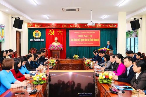 Liên đoàn Lao động tỉnh công bố các quyết định về công tác tổ chức và cán bộ