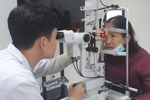 Khám mắt miễn phí cho 700 người cao tuổi