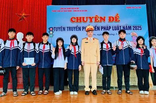 Học sinh Hà Nội nghe cán bộ CSGT tuyên truyền an toàn giao thông