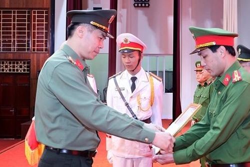 Khen thưởng các đơn vị triệt phá đường dây đánh bạc do người Trung Quốc cầm đầu