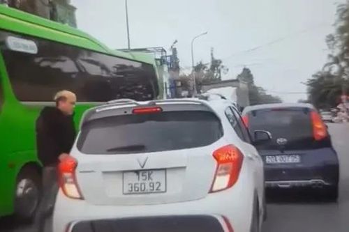 Nam thanh niên chặn xe ô tô, hành hung tài xế