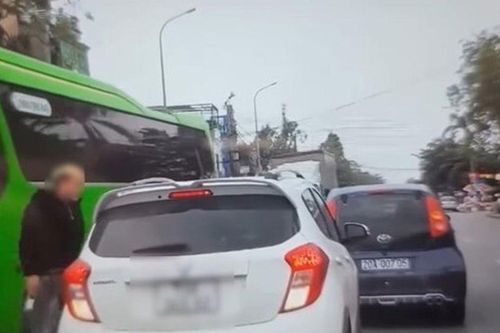 Clip: Thanh niên tóc vàng hoe chặn đầu xe hành hung tài xế giữa phố Kiến An, Hải phòng