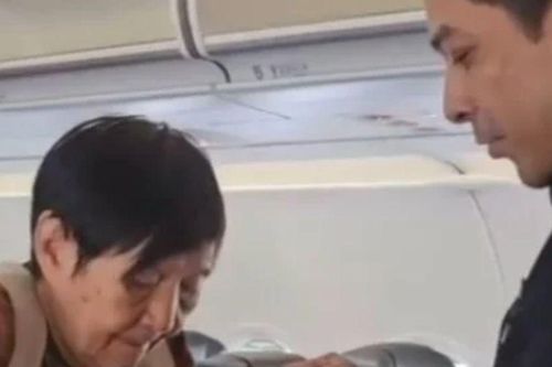 Clip: Ấm lòng với sự kiên nhẫn, ấm áp dành cho hành khách lớn tuổi của nam tiếp viên hàng không
