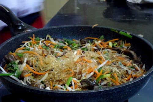 Các mẹo xào miến không dính chảo