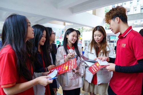 Đại học Kinh tế bắt tay với các trường phổ thông hướng nghiệp sớm cho học sinh