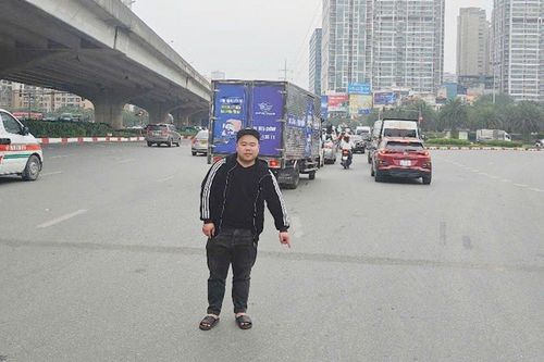 Tạm giữ tài xế limousine 'chở người' trên nắp capo chạy vù vù trên đường