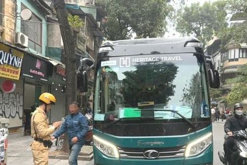 Xử phạt 7 xe khách 'vượt rào' vào phố cổ Hà Nội đón khách