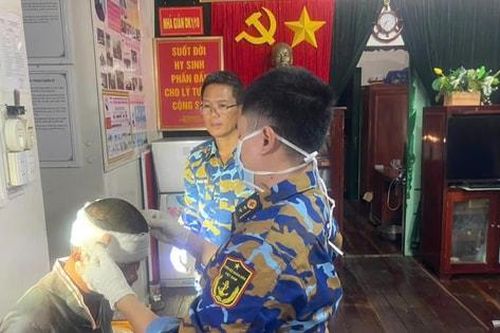 Quân y nhà giàn DK1/10 cứu ngư dân gặp nạn