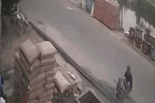 Ngồi làm việc dưới lòng đường, người đàn ông bị xe máy chạy ngược chiều tông trúng