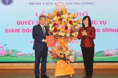 Bộ trưởng Bộ Y tế trao quyết định bổ nhiệm PGS.TS Phạm Ngọc Đông giữ chức Giám đốc Bệnh viện Mắt TW