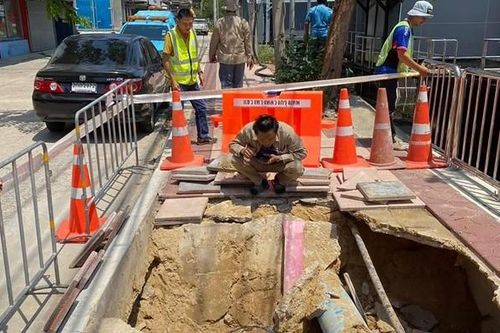 Video khoảnh khắc sập vỉa hè ở Bangkok khiến hai người đi bộ bị sụp hố
