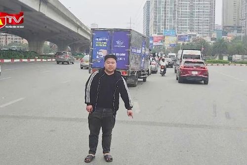 Vụ người đàn ông ngồi trên nắp capo xe ô tô ở Đại lộ Thăng Long: Lái xe bị tạm giữ hình sự