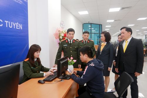 Người dân Hà Nội trải nghiệm thủ tục cấp hộ chiếu trực tuyến, nhận kết quả tại nhà