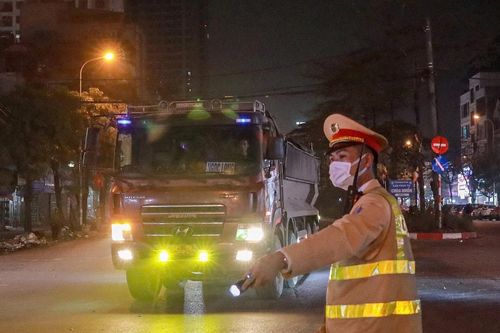 Tài xế ô tô lắp đèn siêu sáng gây 'mù tạm thời' cho người khác bị CSGT xử phạt