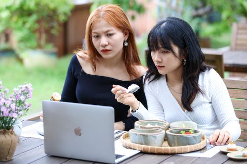 Tiền lương không tăng kịp giá bữa trưa ở TP.HCM, Hà Nội